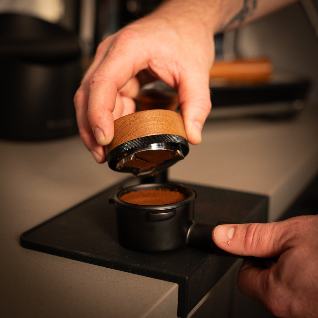 Hypergrind Tamper & Distributor Kit (Black/Walnut)